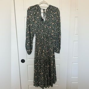 NWT Green floral midi wrap dress. Size Large